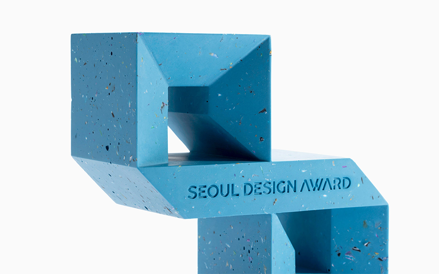 Dettaglio della superficie blu opaco del trofeo Seoul Design Award, con frammenti colorati e interno smussato nella cornice superiore